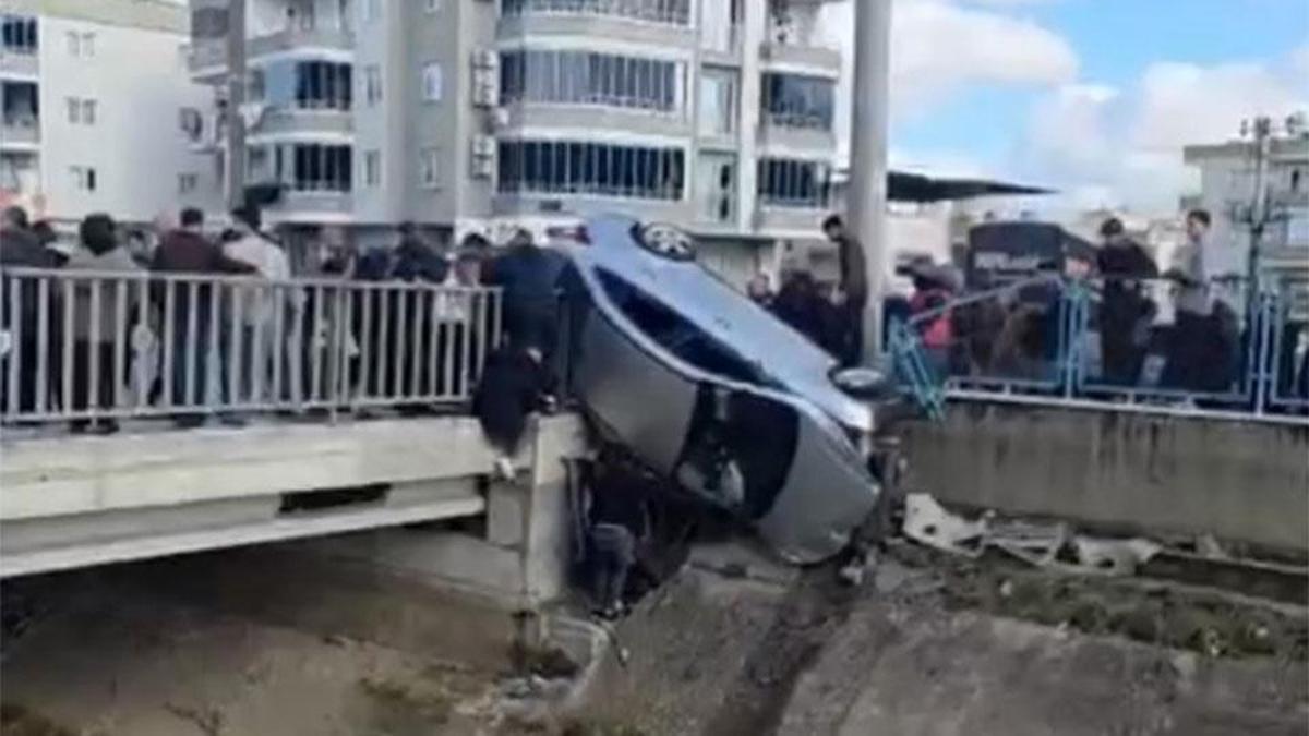 Mersin'de can pazarı: Kaza yapan otomobil köprüde asılı kaldı