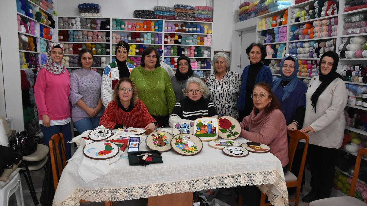 Kütahyada kadınlar örerek sosyalleşiyor