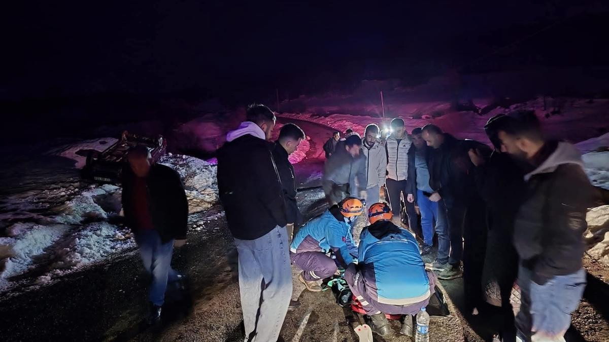 Bingölde takla atan otomobil şarampole devrildi: 3 yaralı