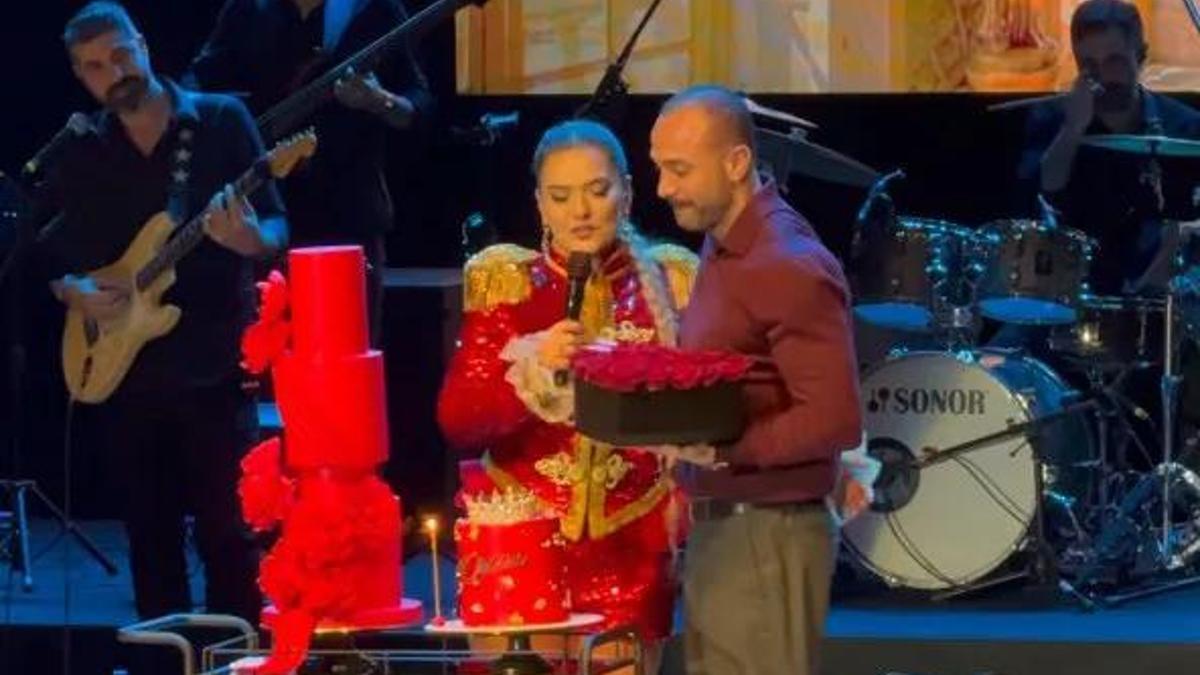 Sahnede Jest! Okan Kurt'tan Demet Akalın’a Sevgililer Günü Sürprizi