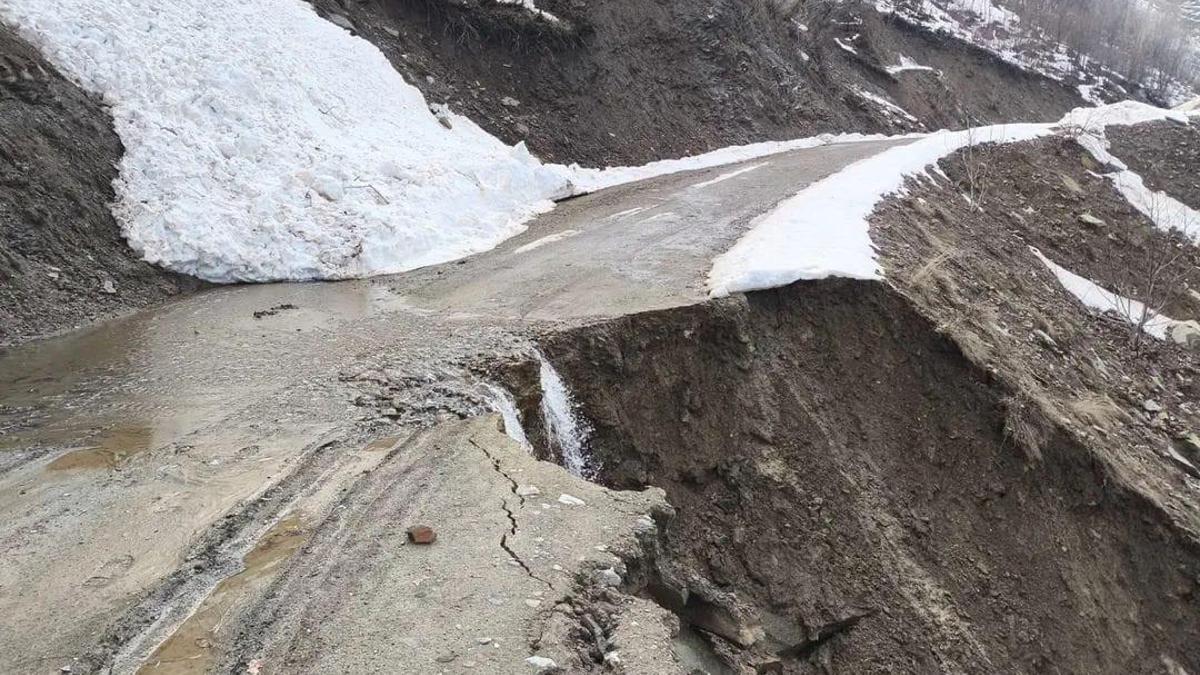 Bingölde heyelan nedeniyle kapanan köy yollarında çalışmalar sürüyor
