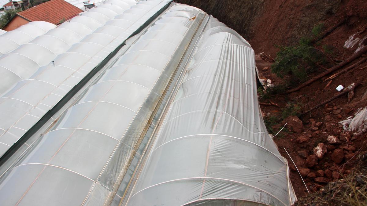 Sel ve hortumun ardından Kumluca'da heyelanla mücadele