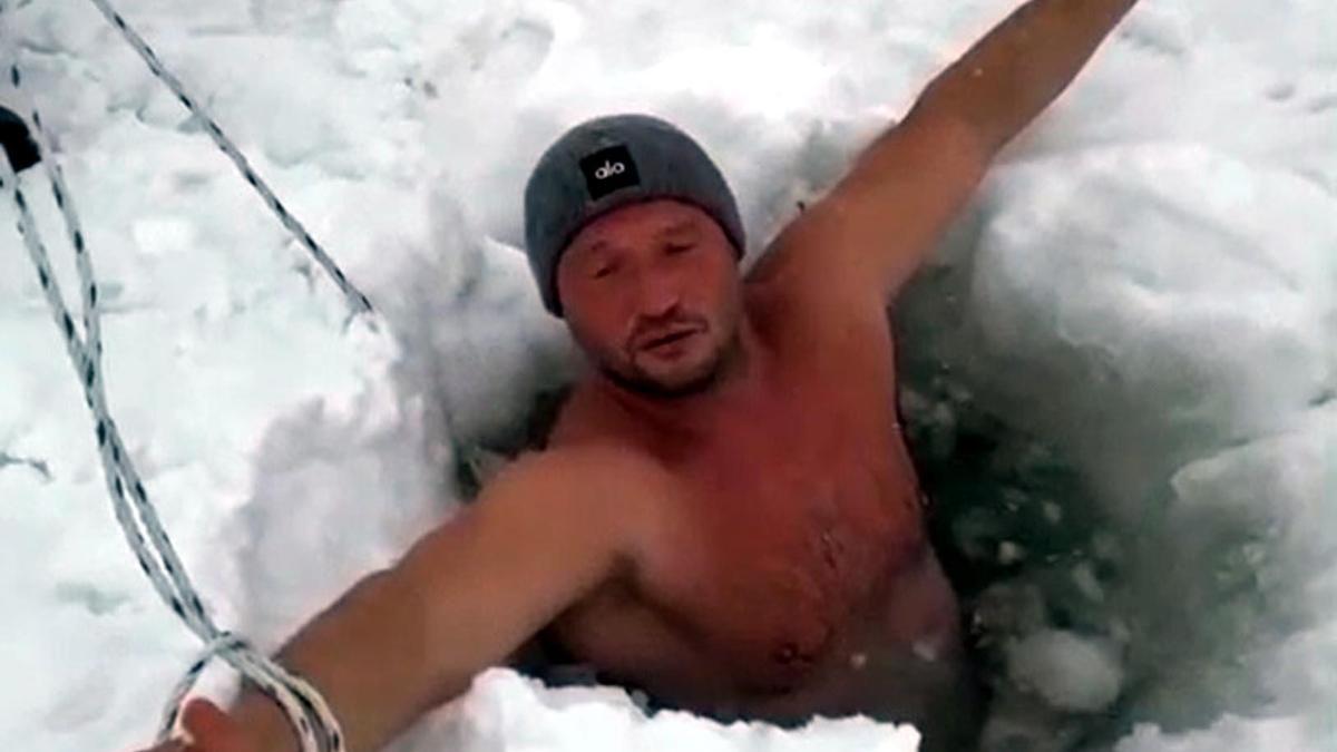 Çıldır Gölünün buz gibi suyuna daldılar