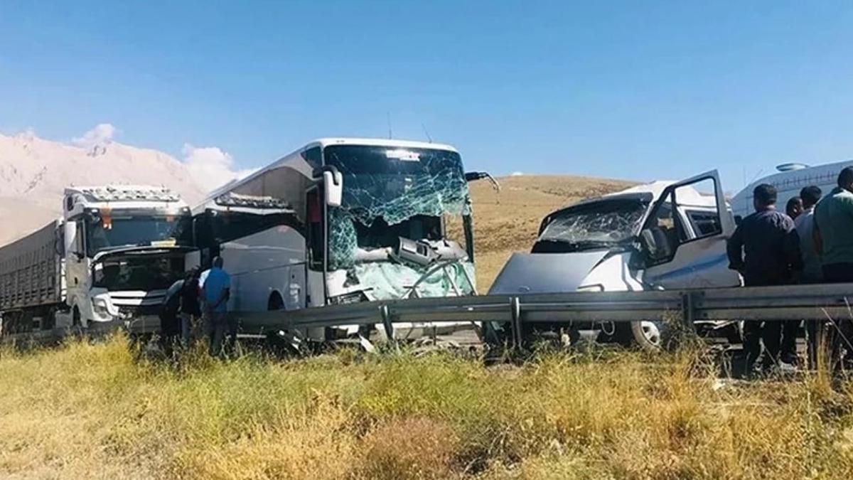 Yolcu otobüsüyle kamyonun çarpıştı: 11 ölü, 27 yaralı