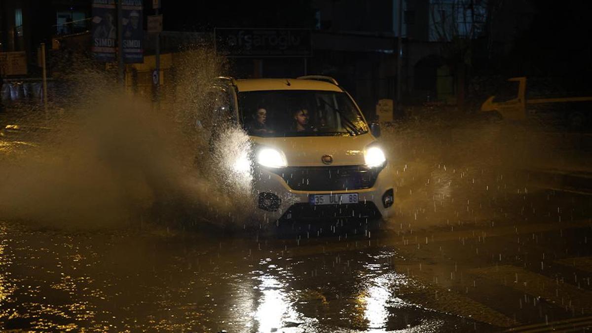 İzmir'de sağanak: Caddeler göle döndü