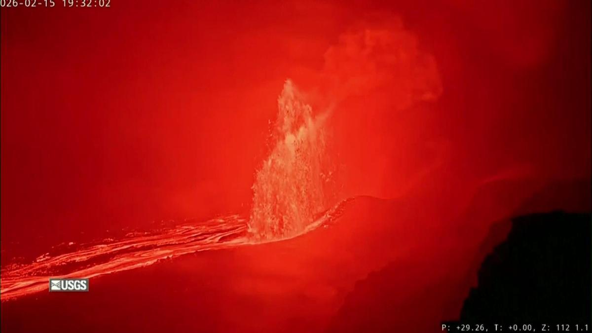 Yanardağ patlaması gökyüzünü turuncuya boyadı