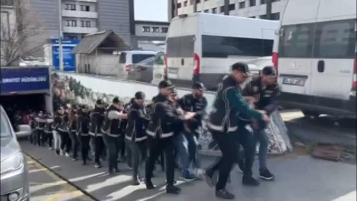 İstanbul- İstanbul merkezli 4 ilde organize suç örgütüne düzenlenen operasyonda gözaltına alınanlar adliyeye sevk edildi