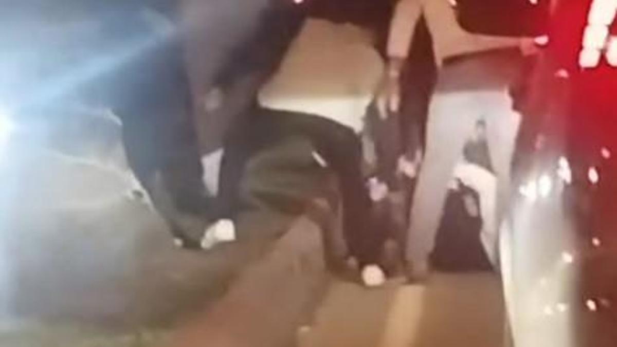 Tartıştıkları kişiyi yere yatırıp darbettiler