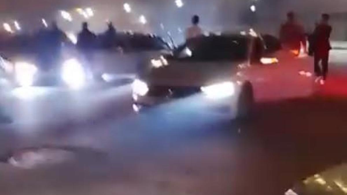 Düğün konvoyundaki otomobillerle trafiği kesip, egzoz sesiyle gürültü yaptılar