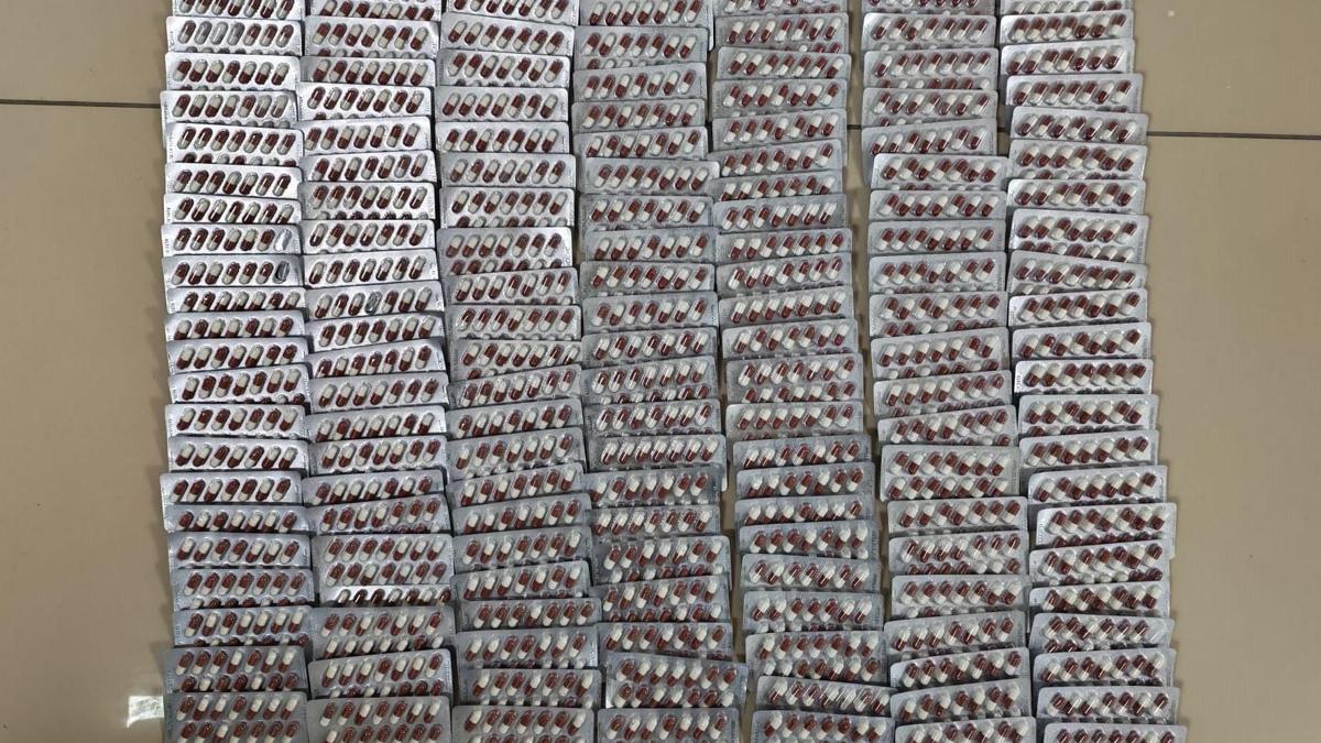 Polis ticari araçta 2 bin 684 adet sentetik ecza maddesi ele geçirdi