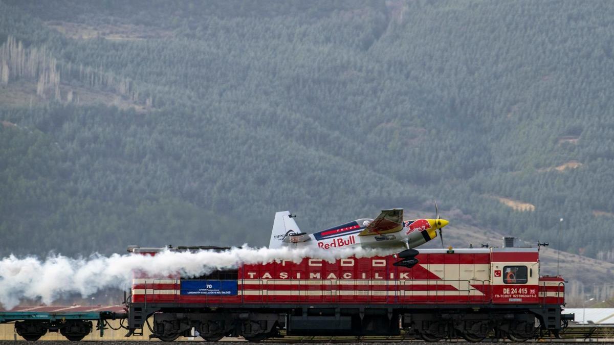 Dario Costa, hareket halindeki trene iniş yapıp yeniden havalandı