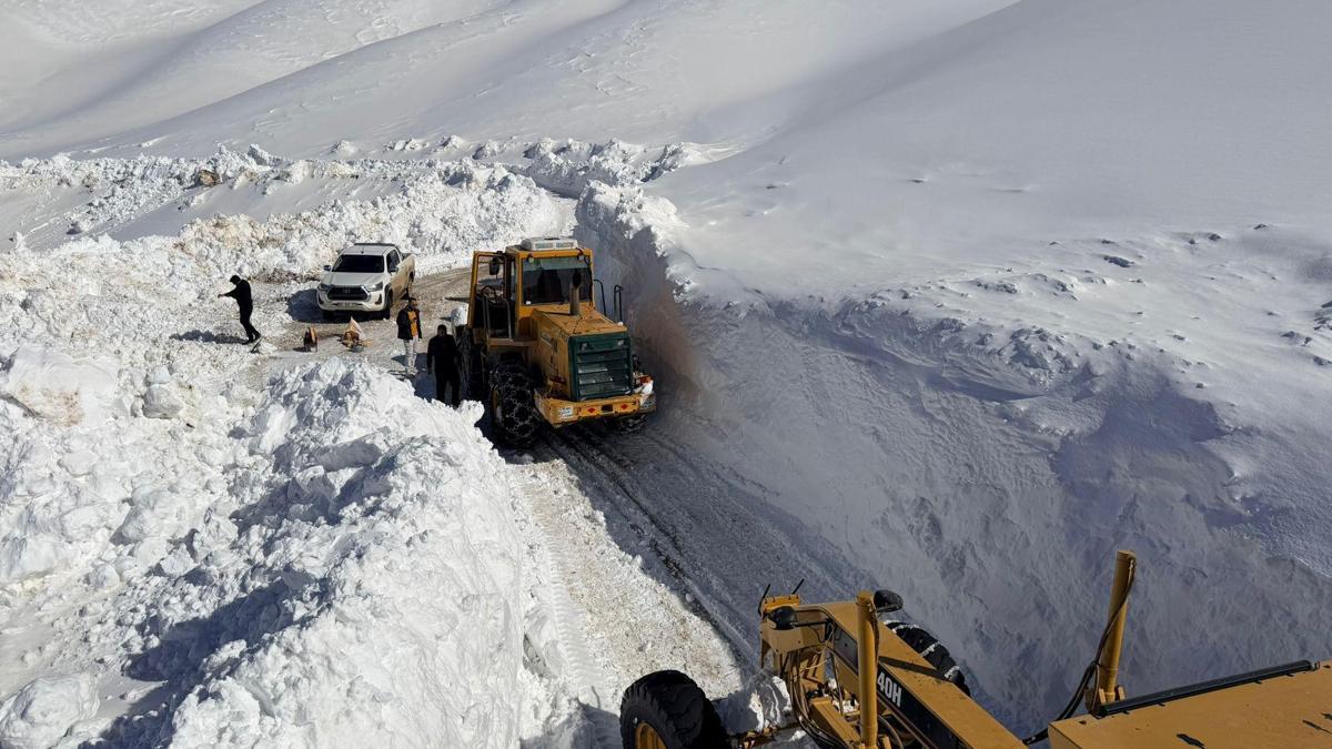 3 bin 300 rakımlı mezra yolunda karla mücadele sürüyor