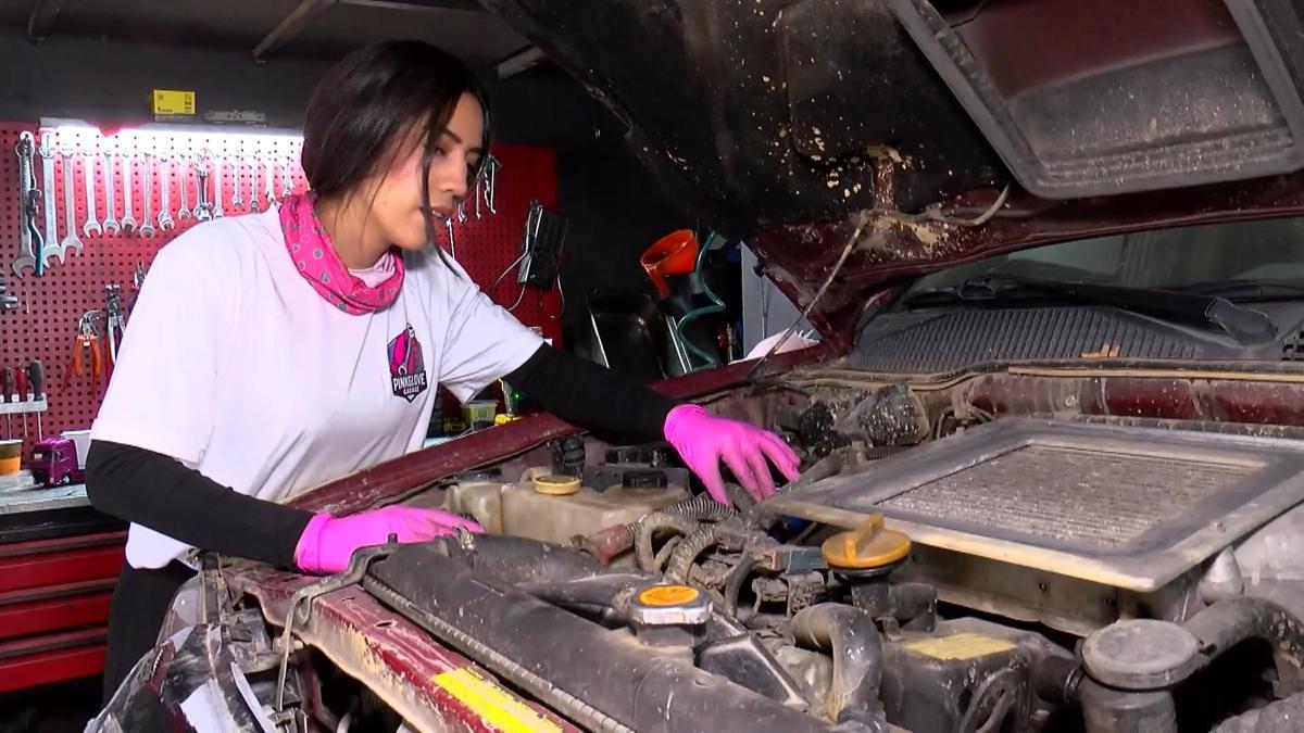 İstanbul - Oto sanayinin 'pembe eldivenli' ustası Amine: Kadınlar korkmasınlar