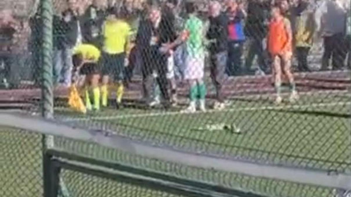 Tribünden hakeme skuter attı; o anlar kamerada