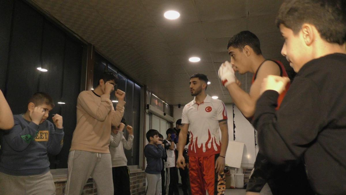 Gençleri kötü alışkanlıklardan uzak tutmak için açtığı salonda sporcu yetiştiriyor