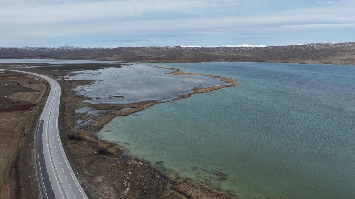 Eriyen kar suları nedeniyle Tödürge Gölü taştı