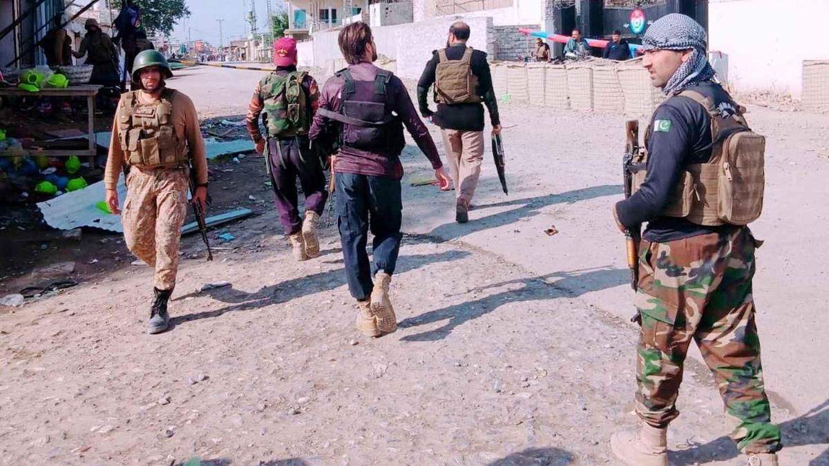 Pakistan'da güvenlik güçlerine bombalı saldırı: 12 ölü