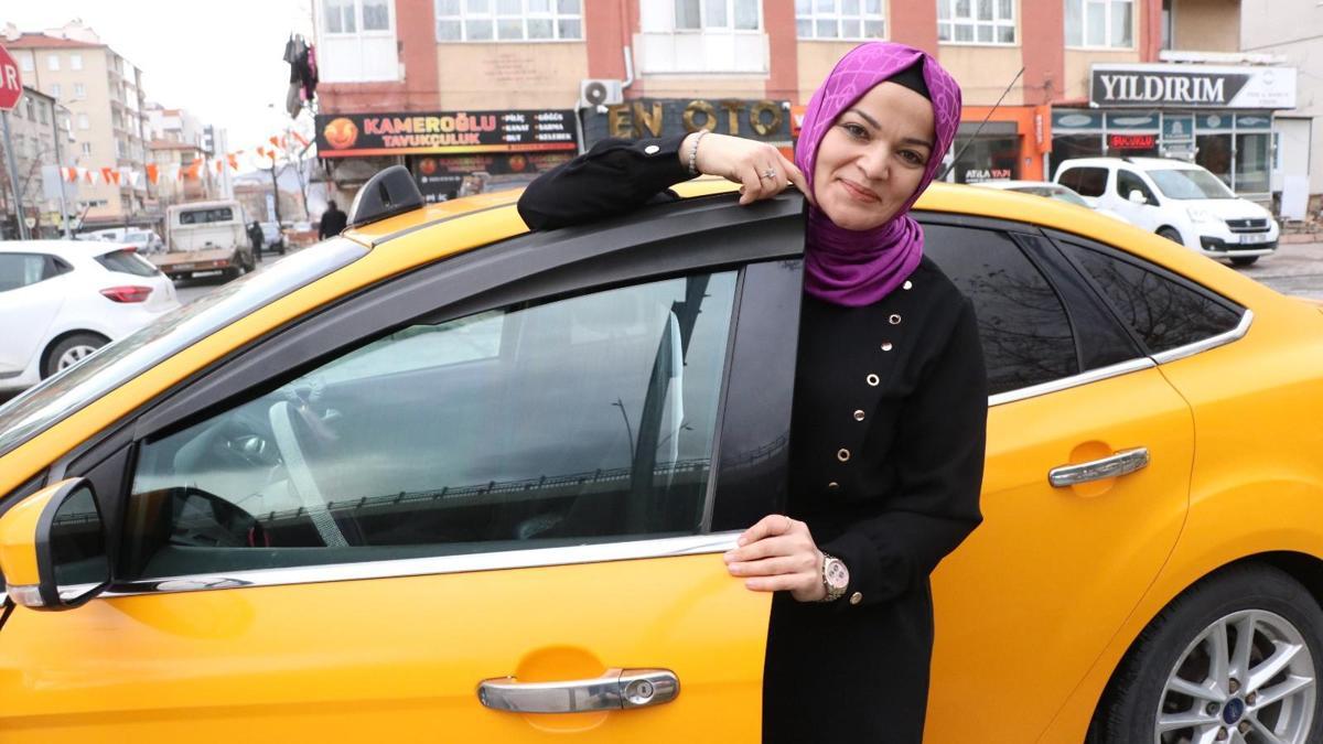Şoförleri ayrılınca durakta eşine yardım için direksiyona geçen Nuriye, 10 yıldır taksicilik yapıyor