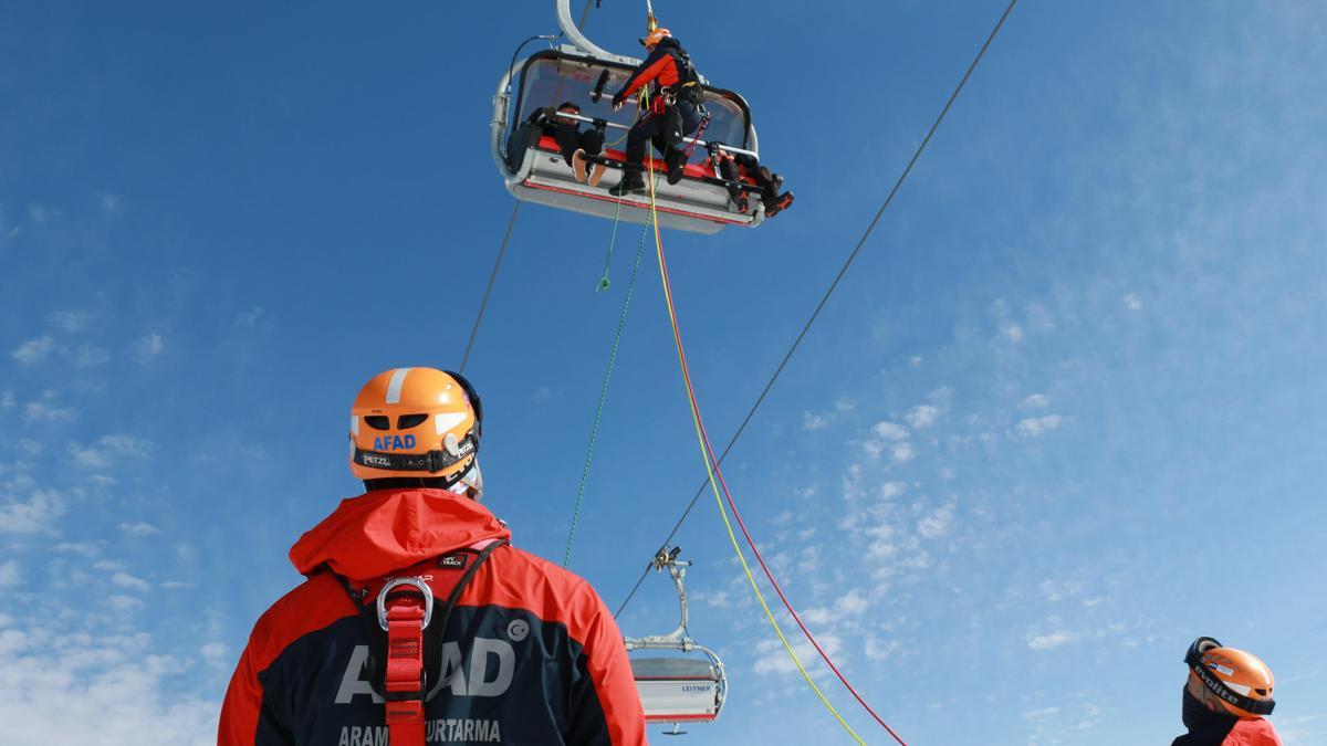 Yıldız Dağı Kayak Merkezi'nde arama-kurtarma tatbikatı