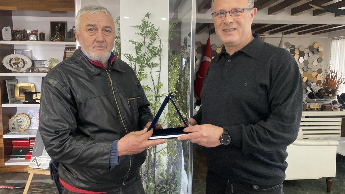 Temizlik işçisi bulduğu para ve ziynet eşyası dolu çantayı sahibine teslim etti