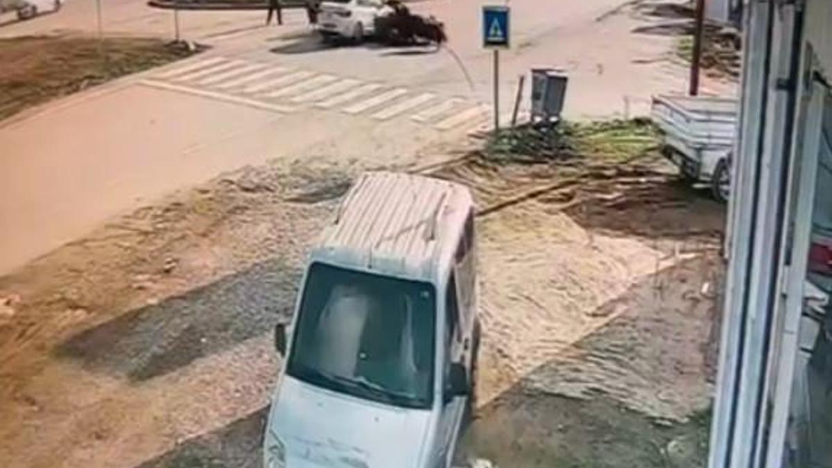 Otomobilin keçi sürüsüne çarptığı kaza kamerada