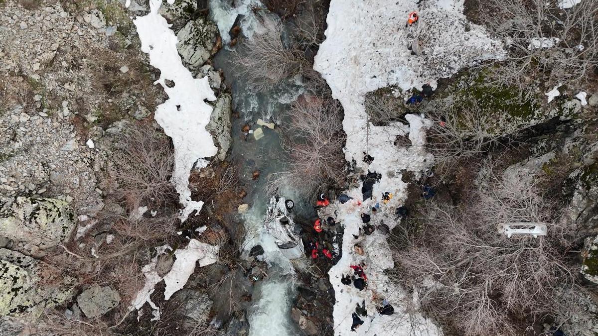 Bitlis'te feci kaza: Araç dereye uçtu! 3 kişi can verdi