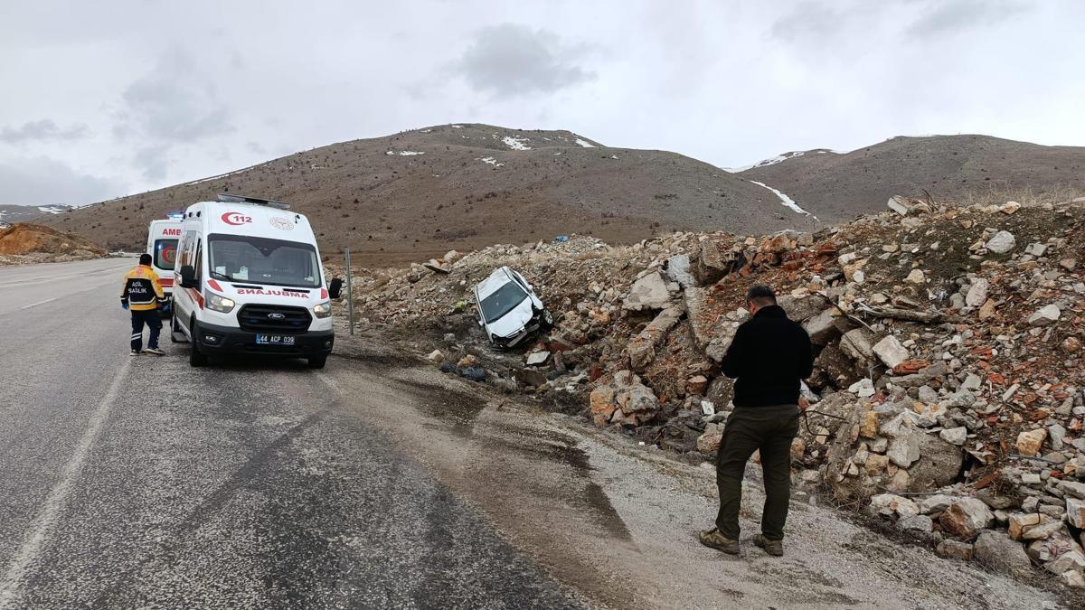 Malatya'da devrilen otomobildeki 5 kişi yaralandı