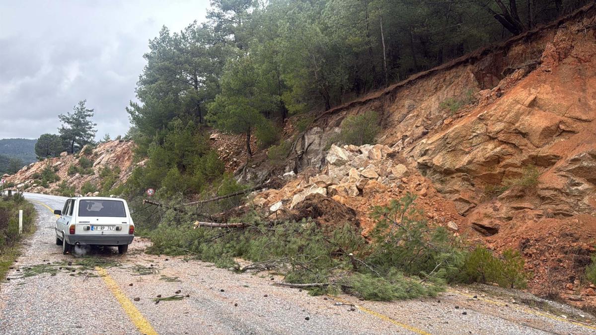 Muğla'da toprak kayması; yol kısmen kapandı