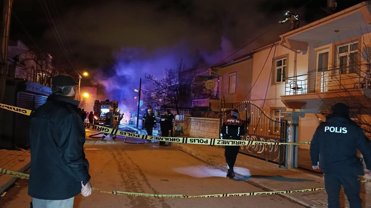 Çatı katında çıkan yangın bitişikteki binaya sıçradı: 3 kişi dumandan etkilendi