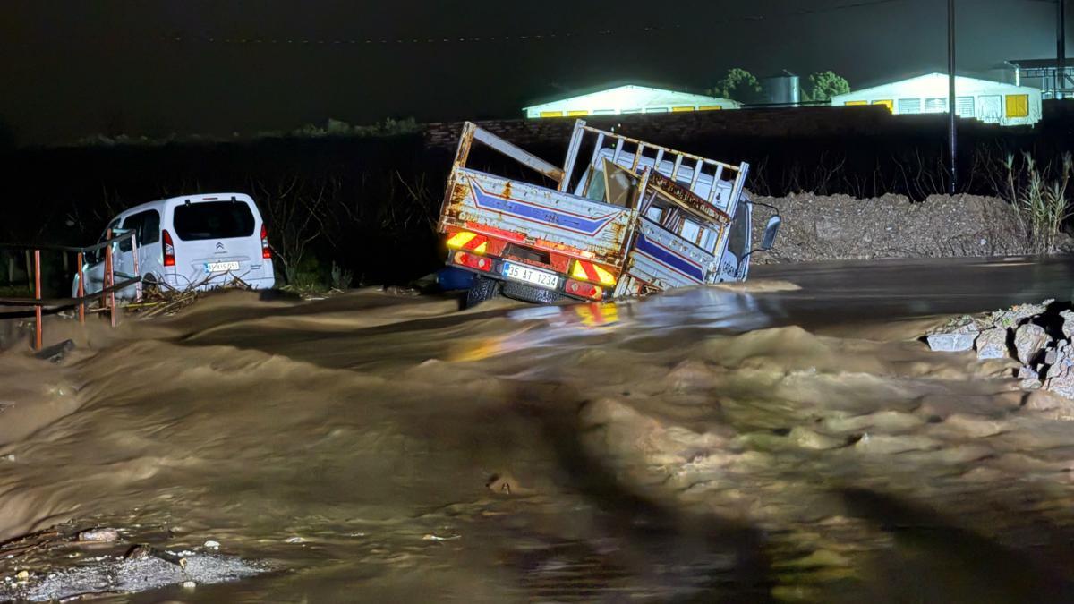 Manisada derede mahsur kalan 2 araç kurtarıldı