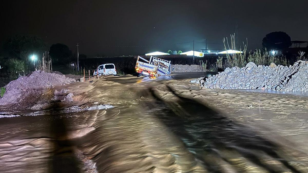 Manisa'da dere taştı: İki araç suda mahsur kaldı