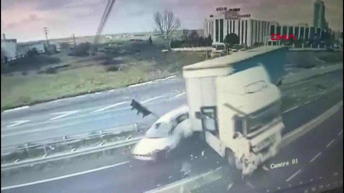 Tekirdağ'da feci kaza: Kırmızı ışıkta geçen TIR otomobile böyle çarptı!