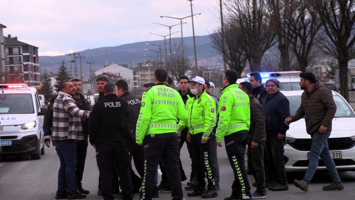 7 kişinin yaralandığı zincirleme kaza sonrası kavga çıktı