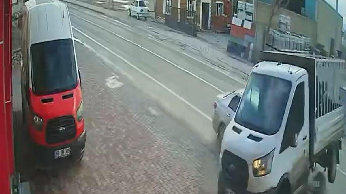 Otomobille, kamyonetin çarpıştığı kaza anı kamerada: 1 yaralı