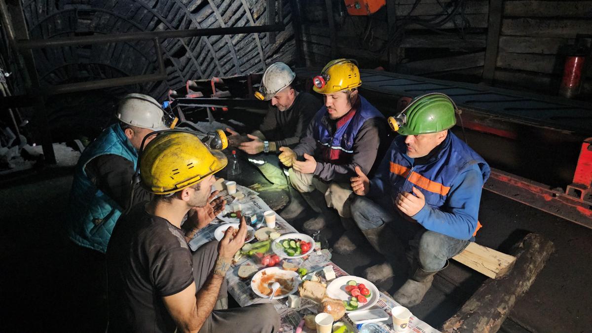 Zonguldakta madenciler, yerin metrelerce altında ilk sahurunu yaptı