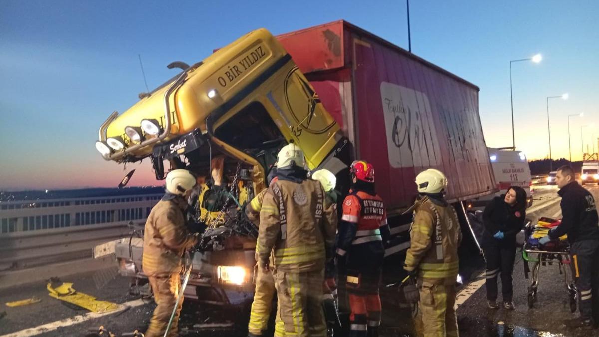 İstanbul - Kuzey Marmara Otoyolu'nda kamyon TIR'a çarptı; sıkışan şoför için kurtarma çalışması -1