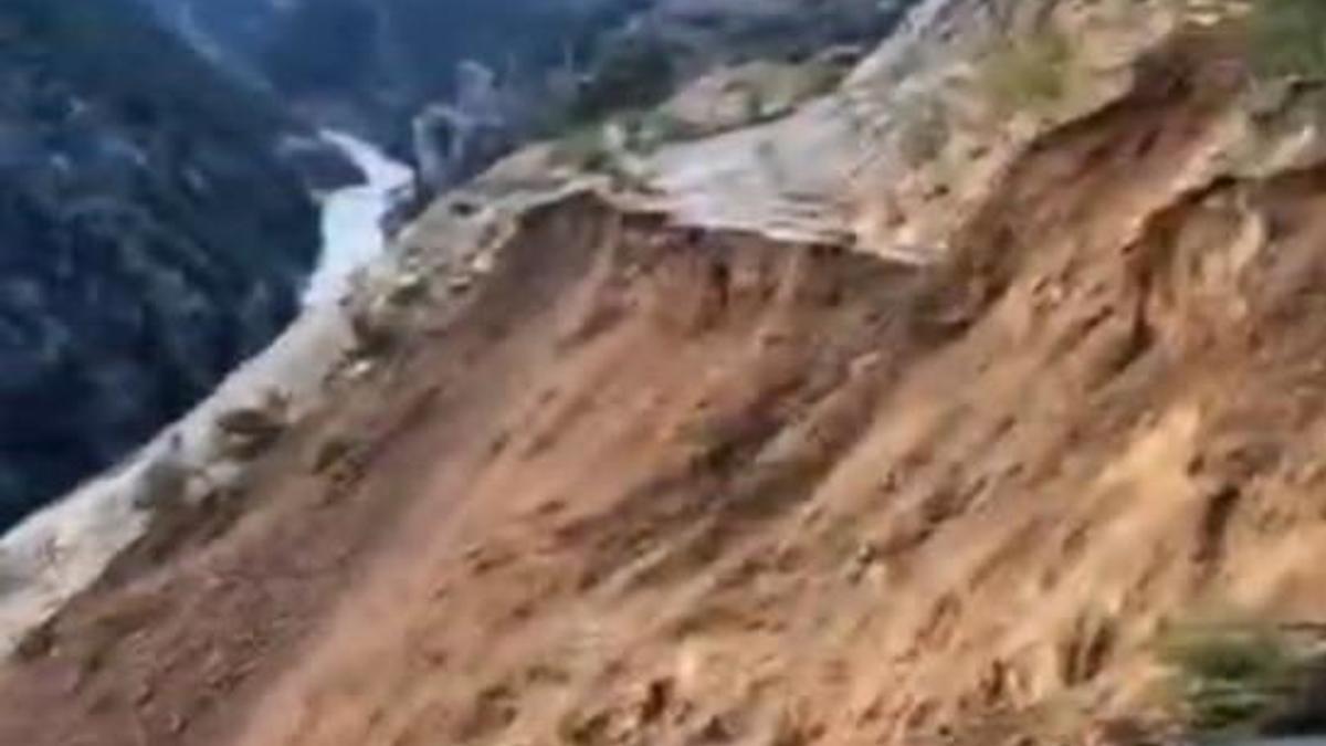 Kozan'da yol çöktü