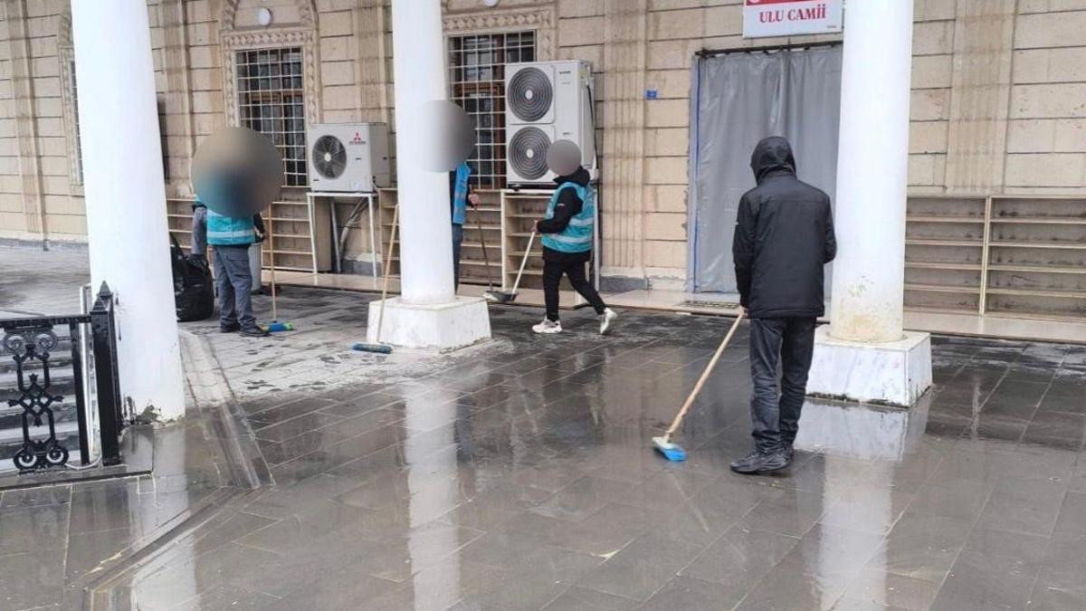 Bingölde yükümlülerden camii temizliği