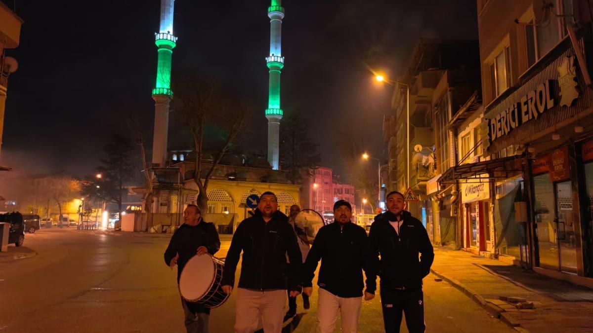 Sokak sokak gezip, ilahi söyleyerek sahura kaldırdılar