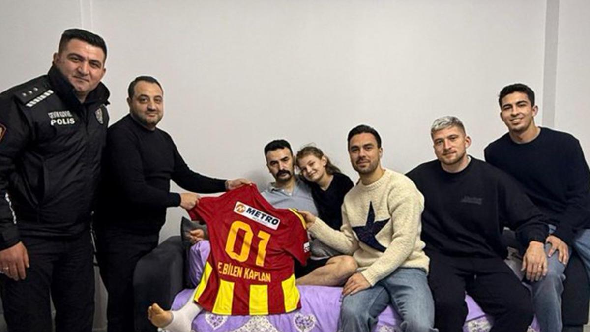 Kayserisporlu futbolcular, operasyonda yaralanan özel harekat polisini ziyaret etti