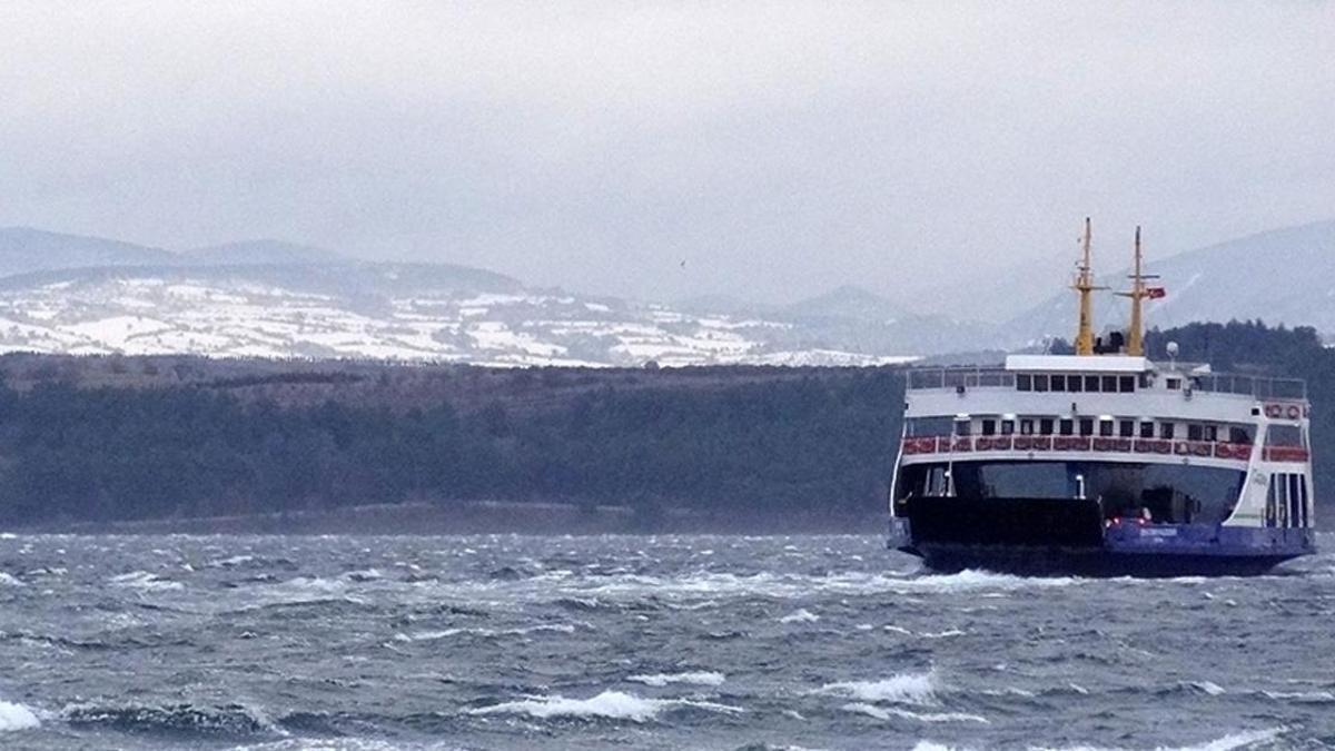 Feribot seferlerine fırtına engeli