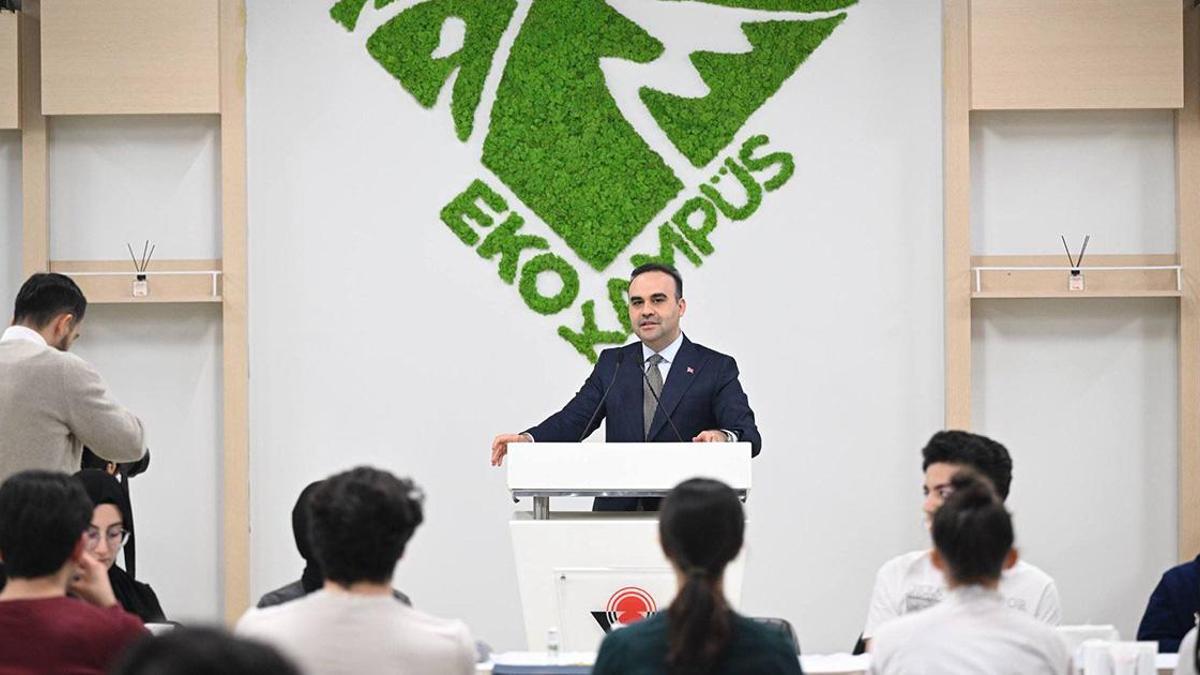 Bakan Kacır, ilk iftarını TÜBİTAK Fen Lisesi öğrencileriyle yaptı