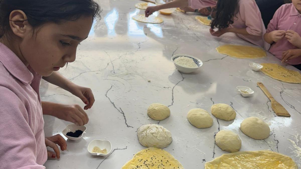 Öğrenciler pide hazırlayıp dağıttı