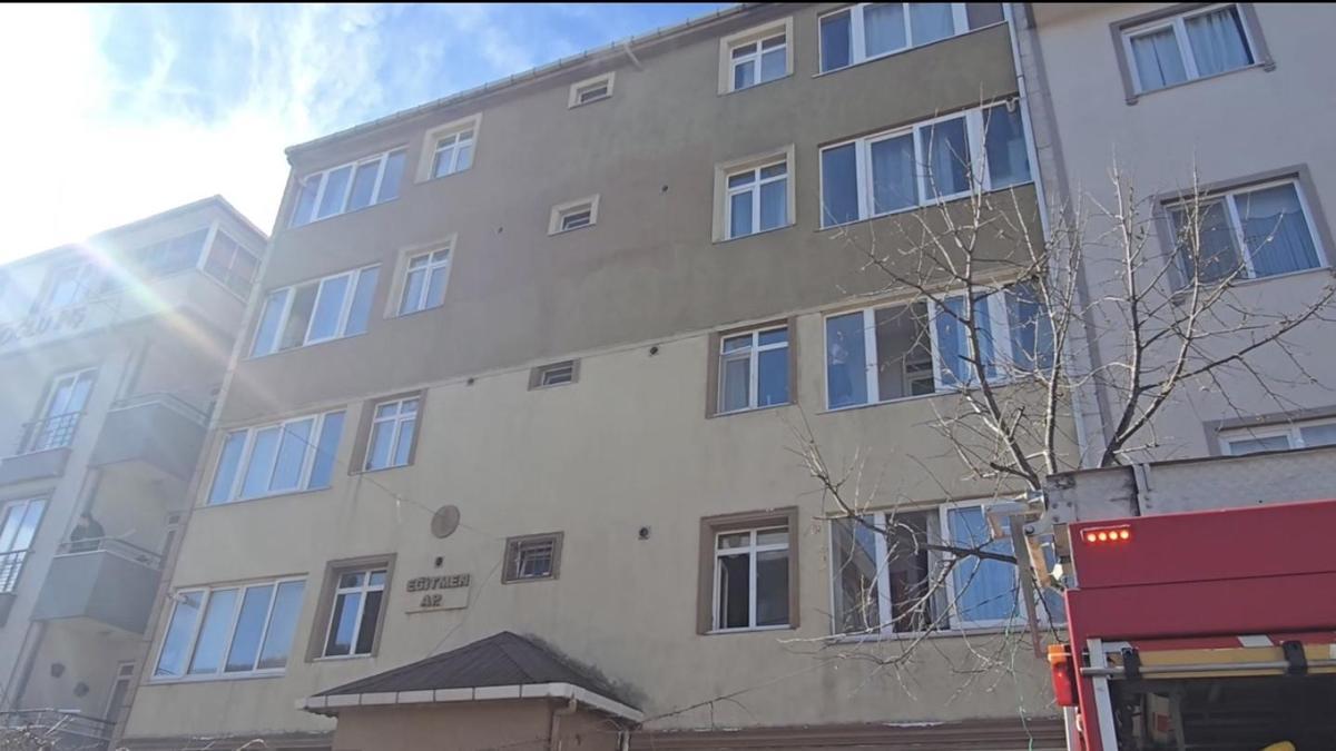 Sancaktepe'de 4 katlı binada yangın: 7 kişi kurtarıldı