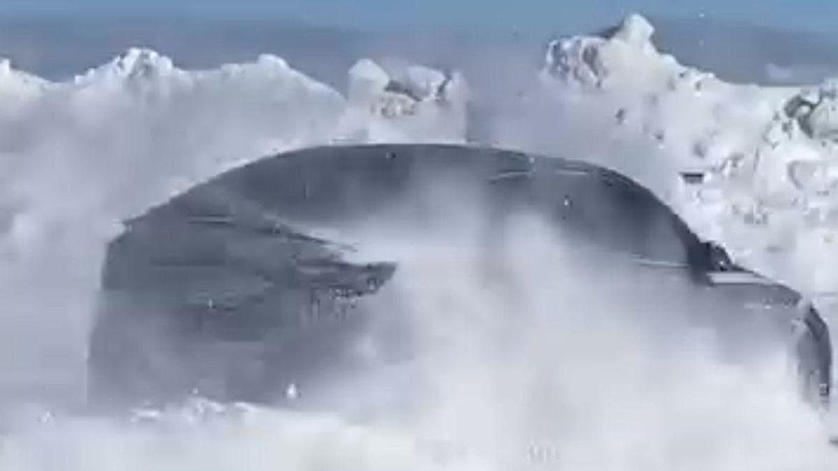 Kayak merkezinin otoparkında aracı ile drift atan sürücüye ceza; o anlar kamerada