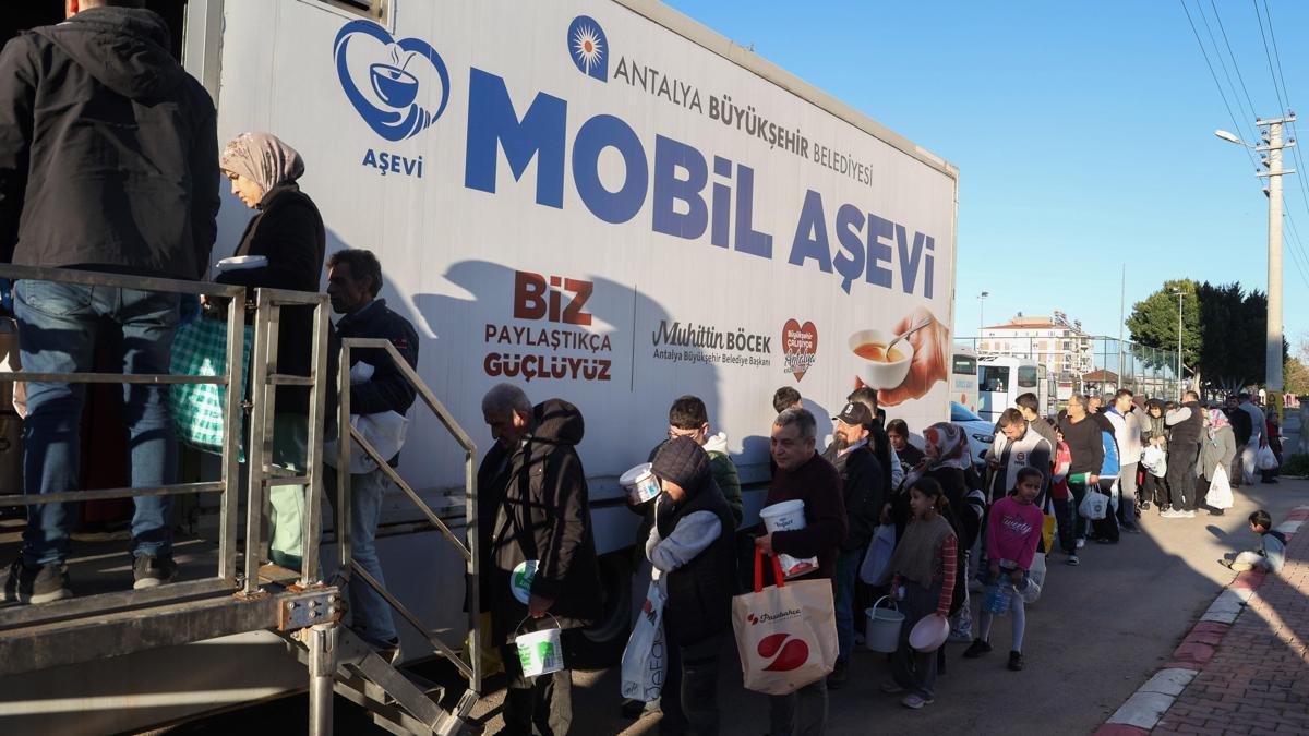 Büyükşehir Mobil Aşevi'nden sıcak yemek ikramı