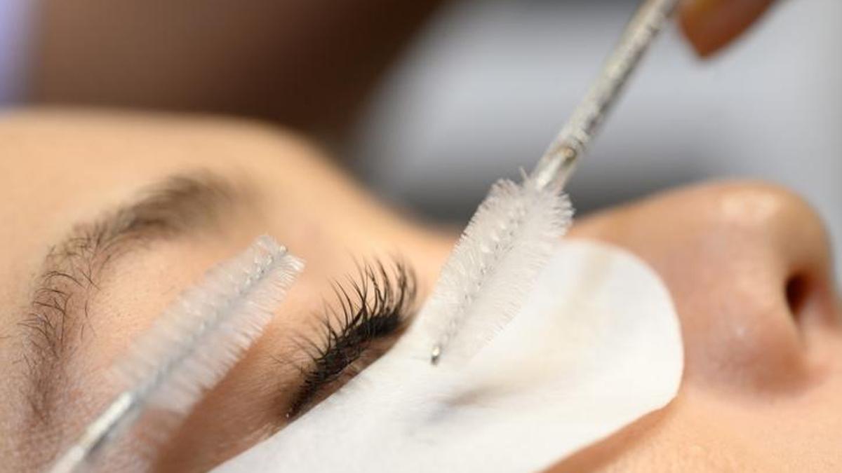 Kirpikleri besliyor ve dolgunlaştırıyor! Ev yapımı kirpik serumunu hazırlamak 5 dakika alıyor