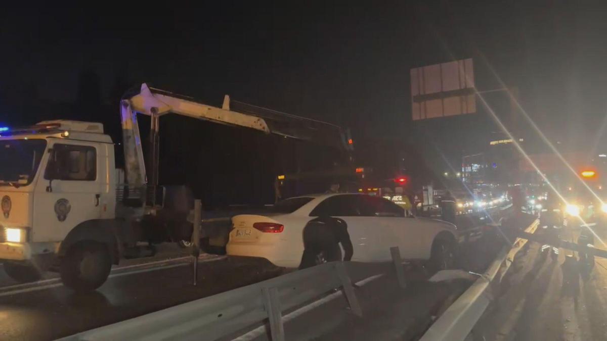 İstanbul - Bakırköy'de otomobil bariyerlere çarptı: 2 yaralı