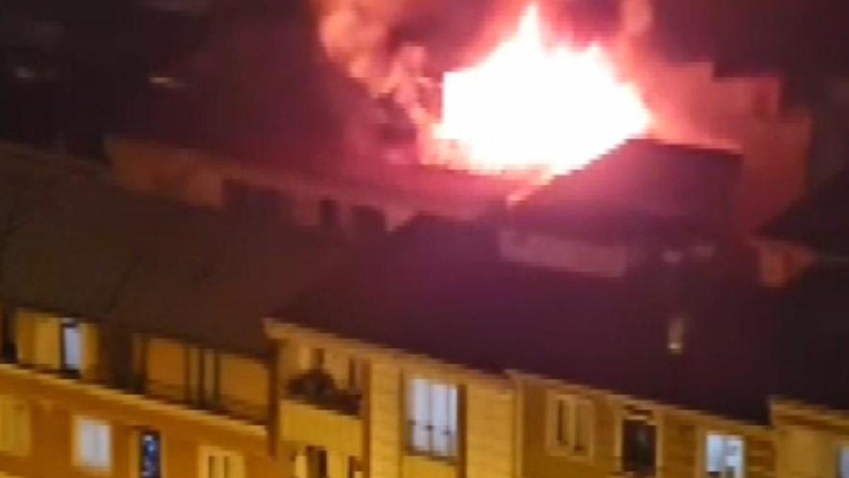 İstanbul - Esenyurt'ta 5 katlı binanın çatısı alev alev yandı