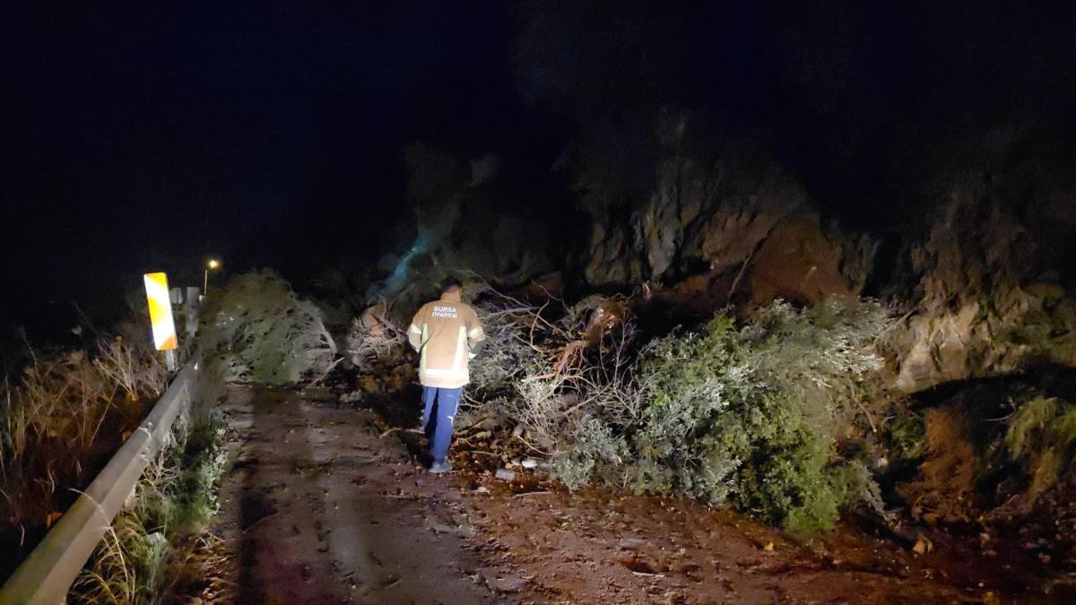 Mudanya-Altıntaş yolu heyelan nedeniyle ulaşıma kapandı